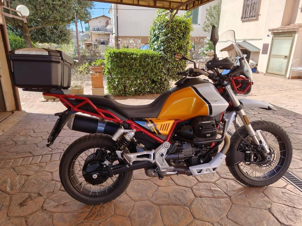 Moto Guzzi V85 TT Evocative Graphics (2021 - 23) (2)