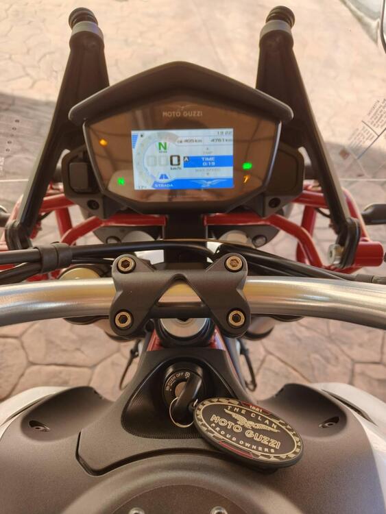 Moto Guzzi V85 TT Evocative Graphics (2021 - 23) (3)