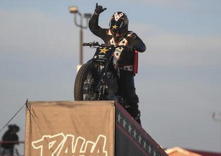Oltre 62 metri in volo: la nuova impresa di Colby Raha in sella ad una Harley-Davidson
