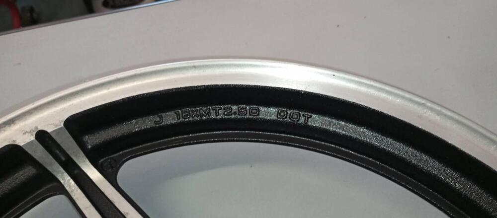 CERCHIO ANTERIORE HONDA VF750C RC07 (4)