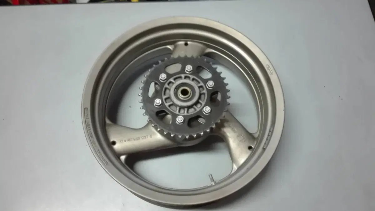CERCHIO POST.DUCATI MONSTER 900 1996 (2)