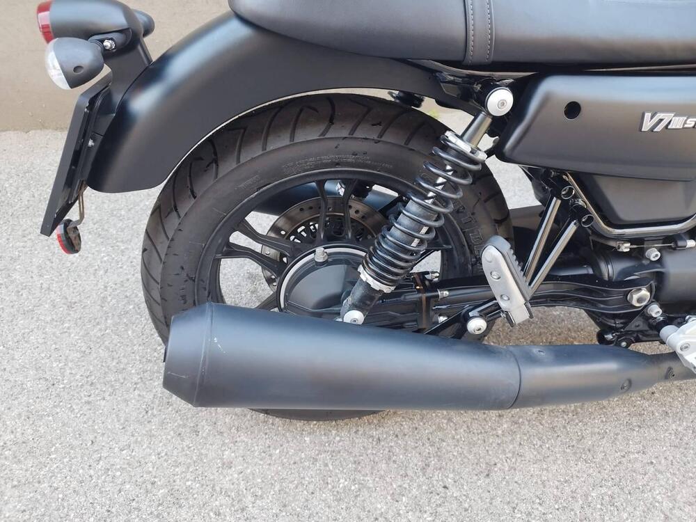 Moto Guzzi V7 III Stone (2017 - 20) (3)