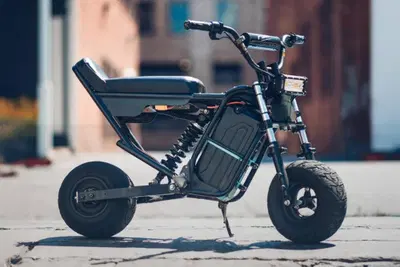 Un pulsante per impennare: ecco la pit bike elettrica mini Wheelie Fun