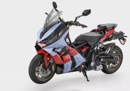 QJMotor Dragster 700: lo scooter cinese da 200 km/h. Ma vi ricorda qualcosa? [GALLERY]