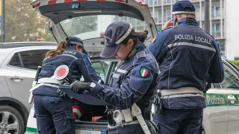 Genova, beccato in moto mentre usa la patente del gemello: bluff smascherato dalla polizia