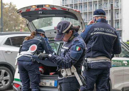Genova, beccato in moto mentre usa la patente del gemello: bluff smascherato dalla polizia