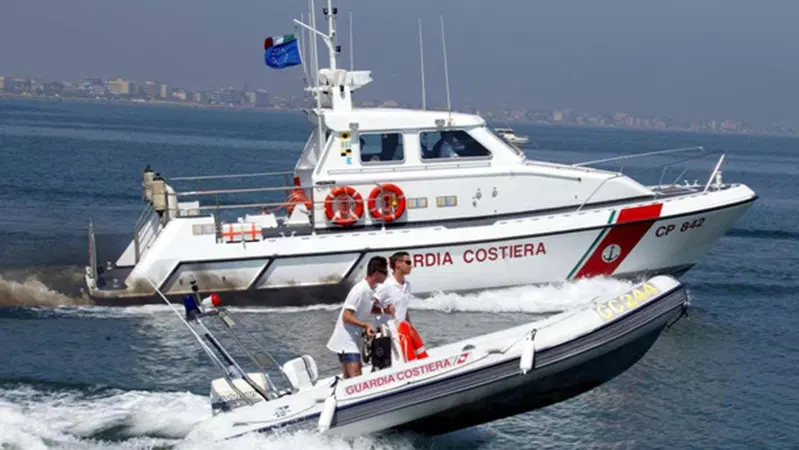 Cecina, pizzicato a 13 anni alla guida di una moto d'acqua: maxi multa 