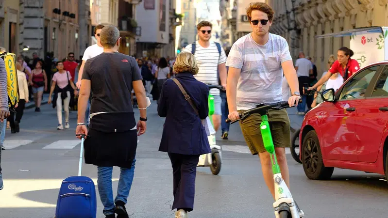 Monopattini elettrici, boom di sanzioni a Torino: gi&agrave; superato l'intero 2024
