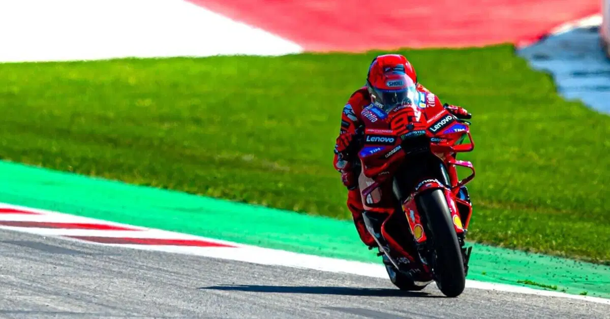 MotoGP 2025. GP di Austria. Sprint: ritorna il dominio familiare, primo Marc, secondo Alex Marquez, ritirato Pecco Bagnaia [RISULTATI]