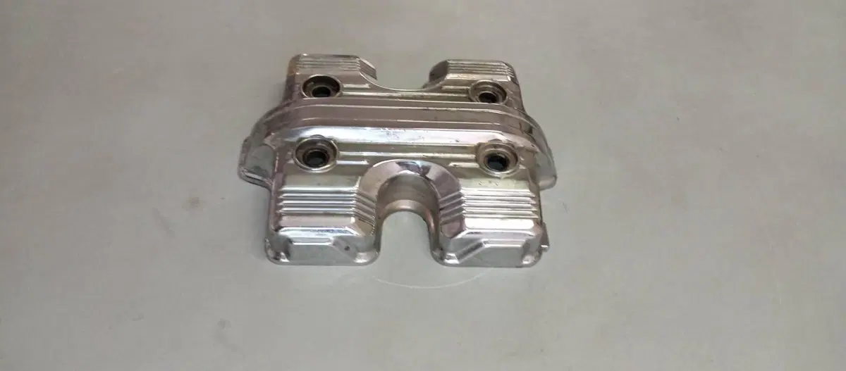 COPERCHIO VALVOLE ANTERIORE HONDA VF750C RC07 (3)