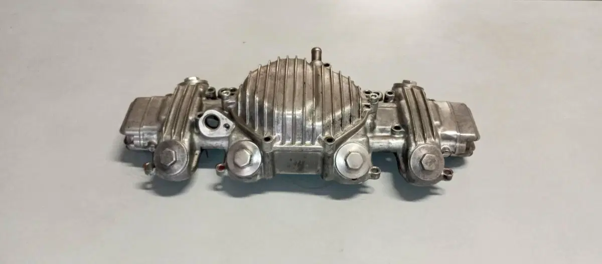 COPERCHIO VALVOLE E BILANCIERI BENELLI 500 1974 (2)
