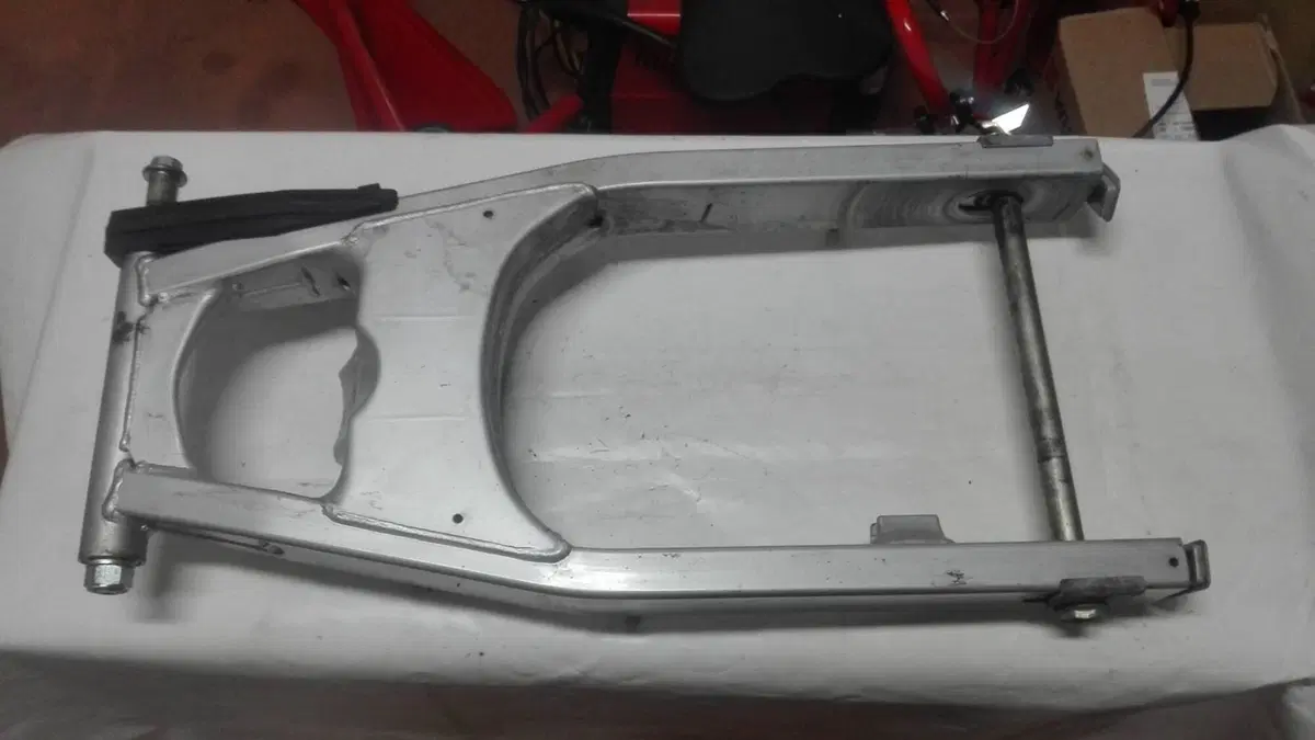 Forcellone posteriore Suzuki Bandit 650 (2)