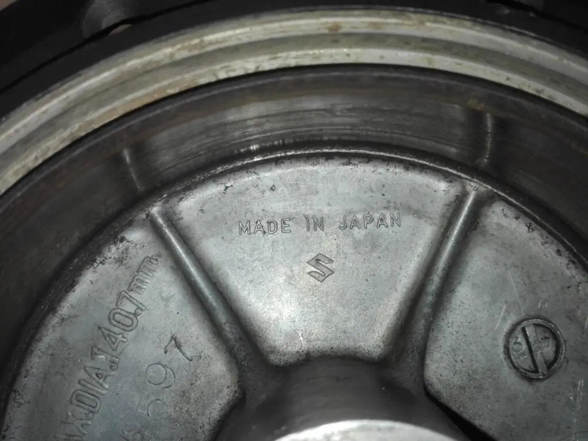 Mozzo posteriore Suzuki RM 400 1980 (4)