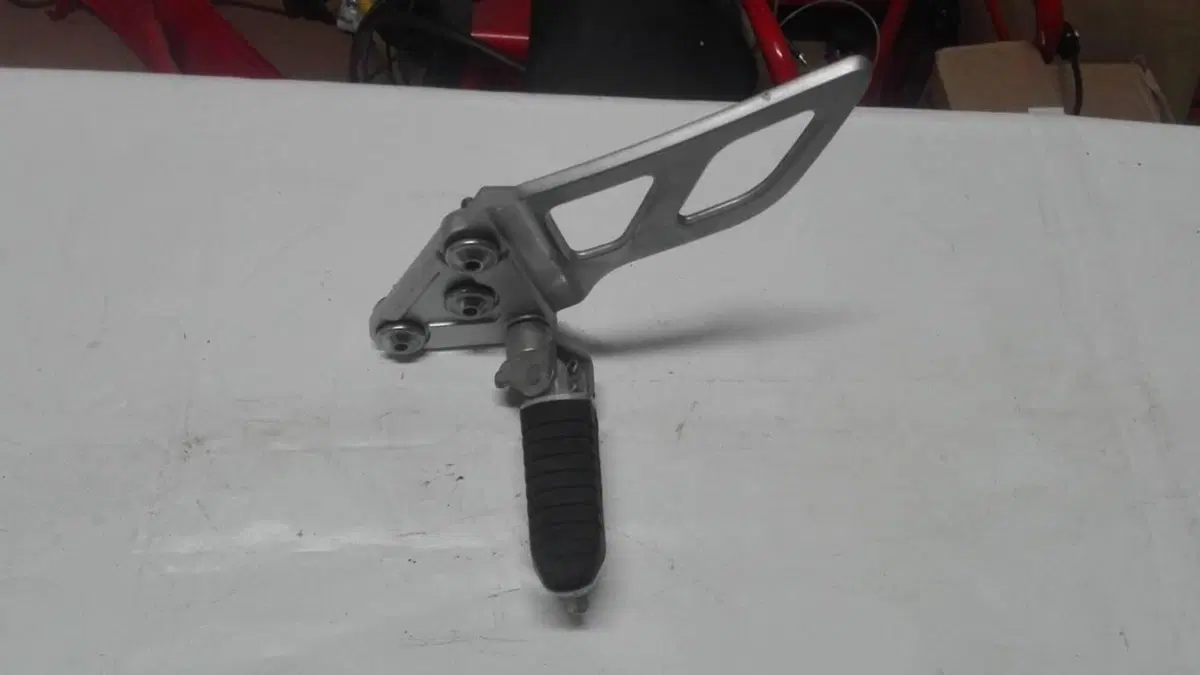 Pedana pilota sx per Suzuki Bandit 650 (2)