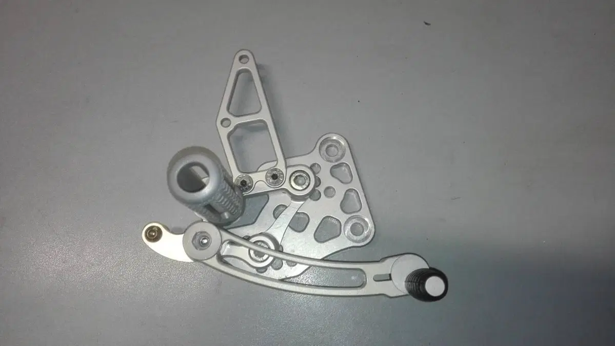Pedane arretrate racing Suzuki GSX-R 600 e 750 Euro Racing (6)