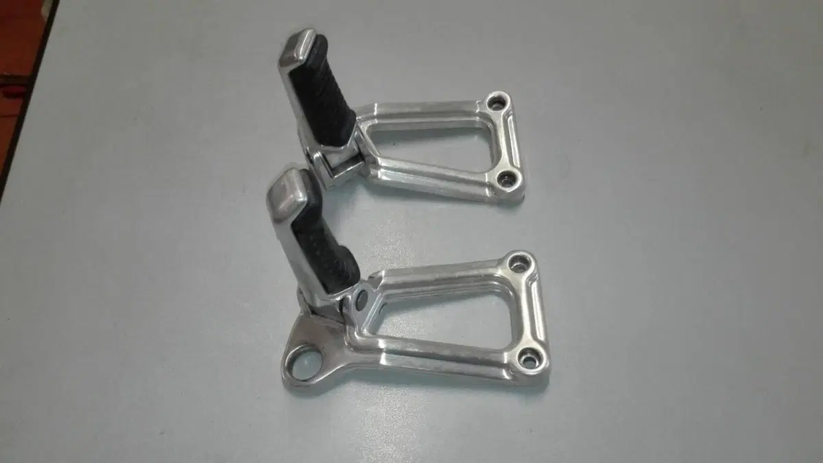 PEDANE PASSEGGIERO DUCATI851-888-SS600-SS750-SS900 (2)
