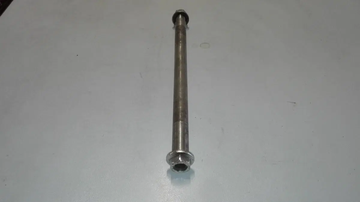 PERNO RUOTA POSTERIORE HONDA CBX 1000 '81-'82 (2)