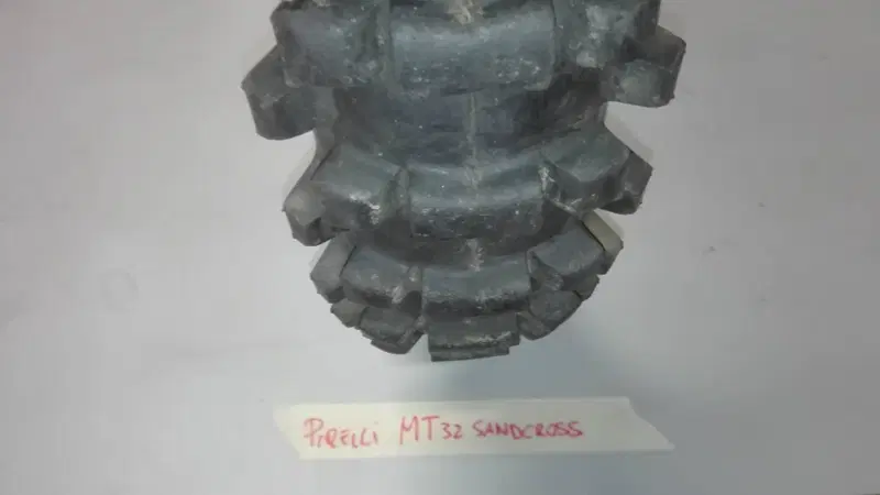 PNEUMATICO PIRELLI MT32 110.90-18 (4)