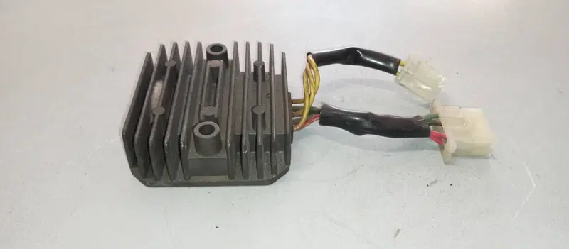 REGOLATORE DI TENSIONE HONDA VF750C RC07 (4)
