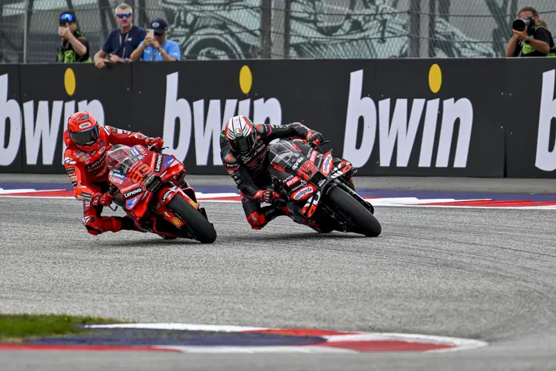 Marc Marquez e Marco Bezzecchi in bagarre