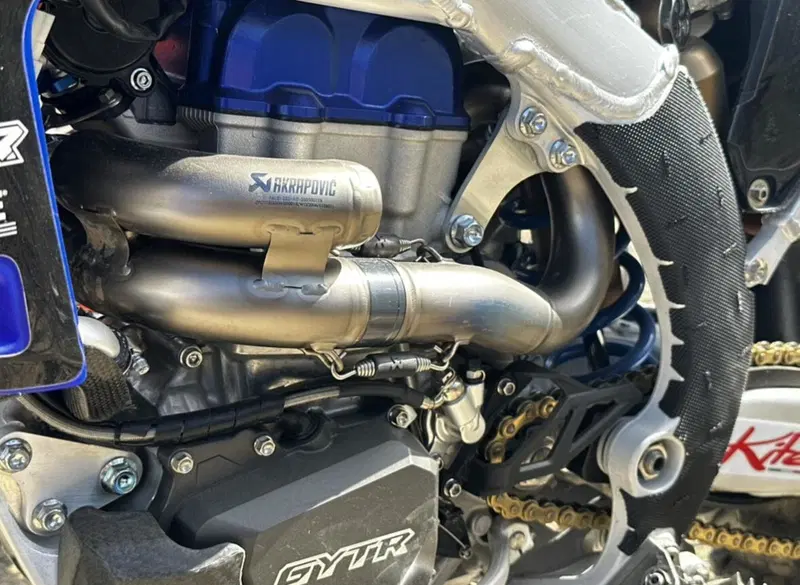 Non solo comando frizione idraulico, che arriver&agrave; sulla YZF 450 2026 di serie, ma guardate bene il collettore. E' molto pi&ugrave; lungo dell'Akrapovic "standard" per YZF 450