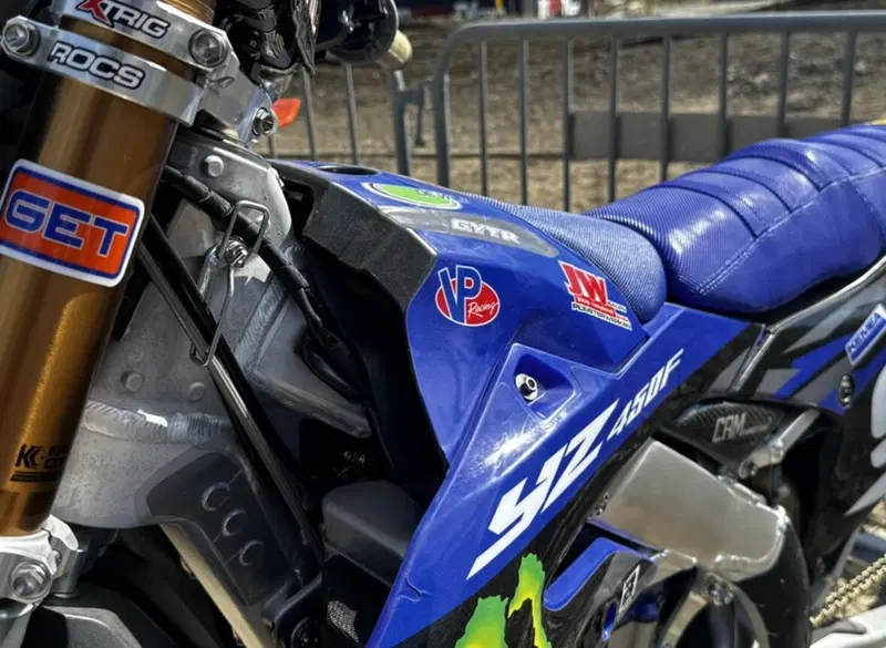 Differenze di cover airbox. Sulla seconda moto di Renaux potete vedere la cover che viene utilizzata da ormai pi&ugrave; di un anno. Molto pi&ugrave; voluminosa e con delle aperture giganti