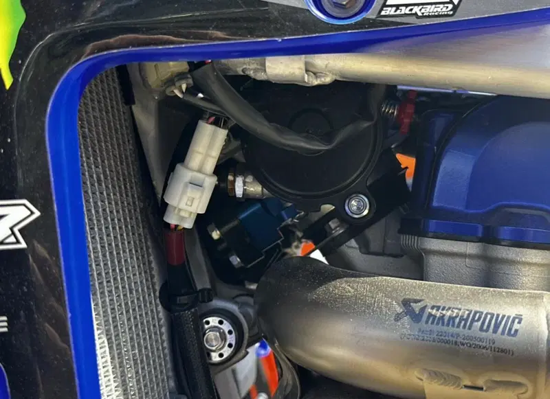 Sulle Yamaha YZF 450 ufficiali abbiamo notato questo dettaglio. Non sappiamo se si tratti di un secondo iniettore (anche se di solito si monta pi&ugrave; a monte). Potrebbe essere una modifica gi&agrave; vista anni fa sulle YZF in cui l'iniettore viene riposizionato. Il modo in cui l'iniettore spruzza pu&ograve; influenzare molto il carattere del motore