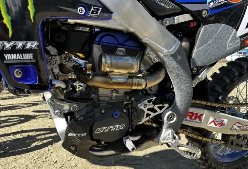 YZF 250 factory. Qui in primo piano il primo bombolino Akrapovic, come &egrave; sempre stato. Si pu&ograve; notare benissimo anche la cassa filtro che integra il corpo farfallato e l'attuatore idraulico della frizione