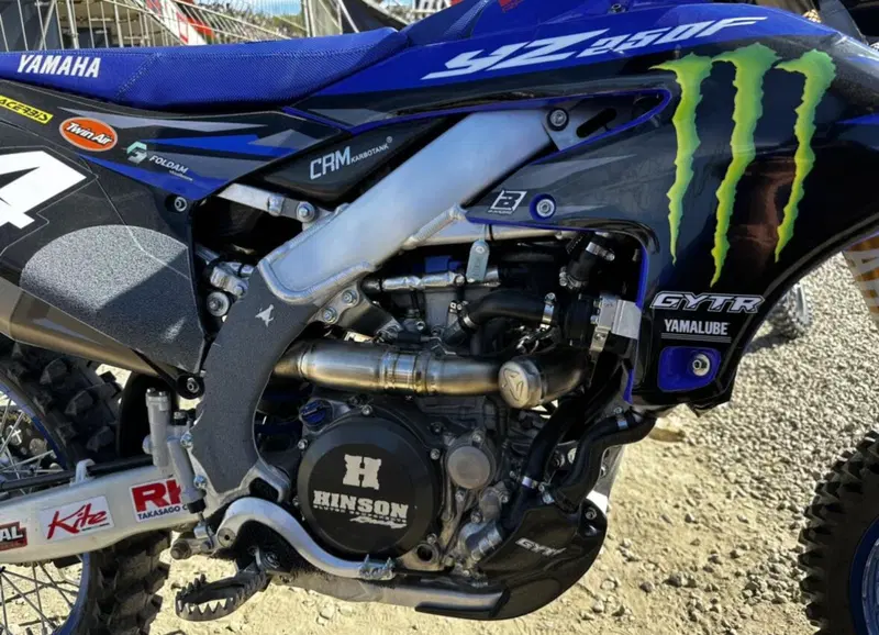 Ecco spuntare, per&ograve;, un secondo bombolino. Probabilmente per recuperare un po' di coppia e performance a causa delle sempre pi&ugrave; stringenti norme legate alla fonometrica. Si sa, anche di serie, la Yamaha YZF 250 non &egrave; tra le moto pi&ugrave; silenziose