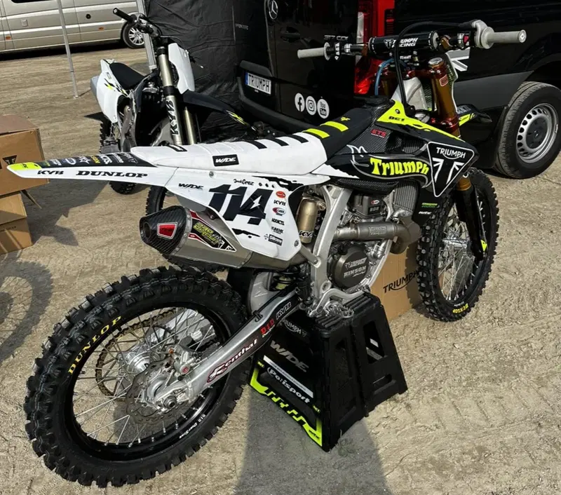 E questa Pro Circuit? Dopo aver consultato il catalogo del preparatore americano con esito negativo abbiamo chiesto informazioni. E' uno scarico KTM SXF 450 "adattato"