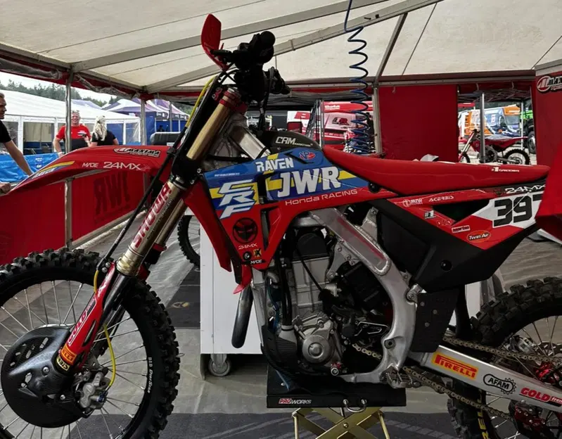 Questo weekend siamo stati ospiti del team svedese Honda JWR che per l'occasione si &egrave; presentato con delle grafiche d'eccezione. Abbiamo seguito il weekend della wildcard Yuri Pasqualini passo per passo. Arriver&agrave; presto su YouTube
