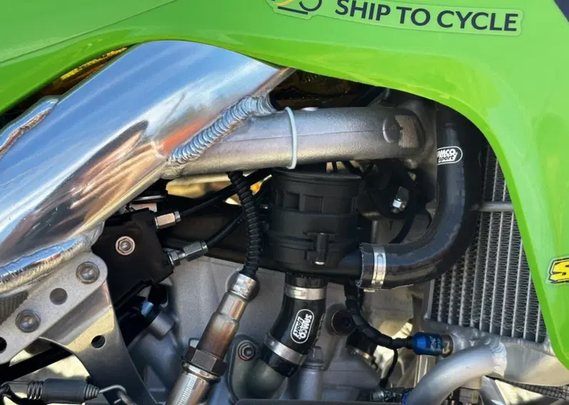 Ma dov'&egrave;? Kawasaki utilizza un radiatore dell'olio alloggiato all'interno del radiatore acqua. Che spattacolo