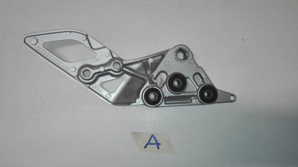 Supporto pedana destra Suzuki Bandit (2)