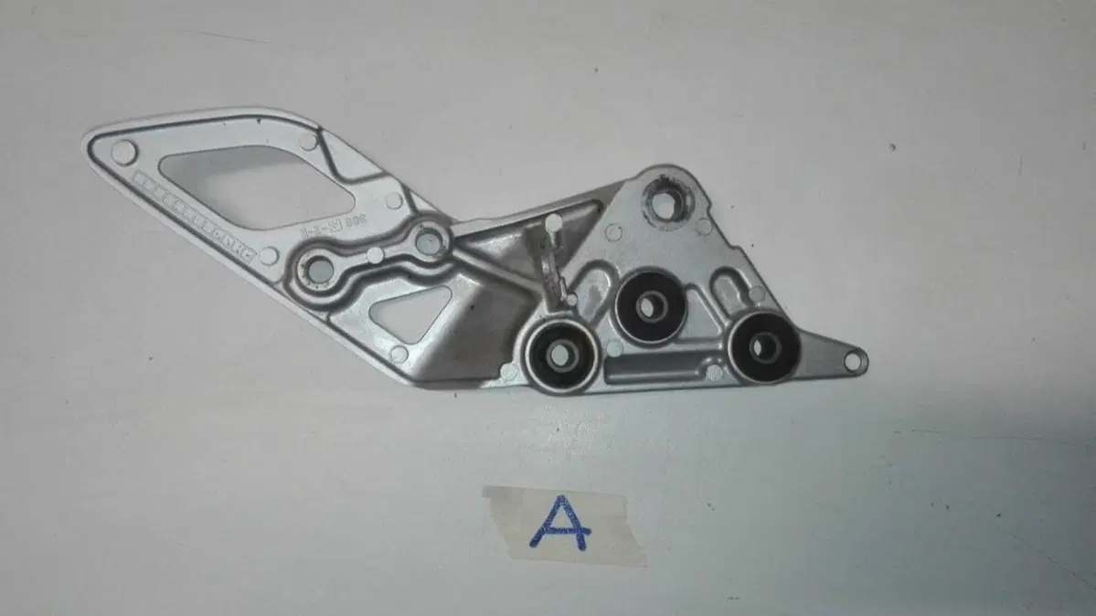 Supporto pedana destra Suzuki Bandit (2)