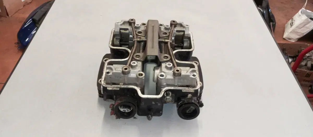 TESTA ANTERIORE HONDA VF750C RC07 (2)
