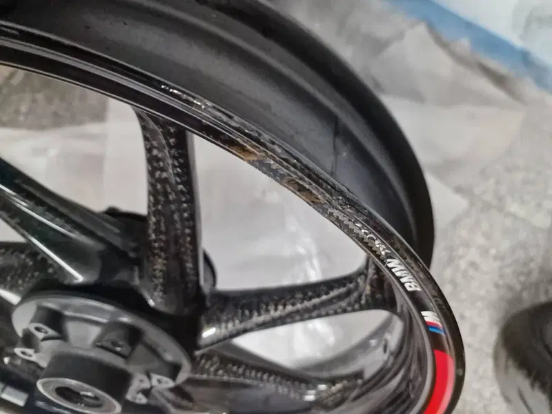 Cerchio Ant in carbonio Bmw M 1000 R (3)