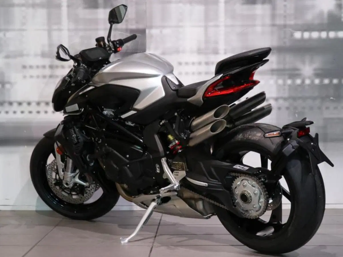 MV Agusta Brutale 1000 RS (2022 - 26) (2)