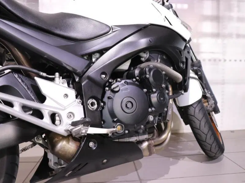 Suzuki GSR 600 (2006 - 11) (3)
