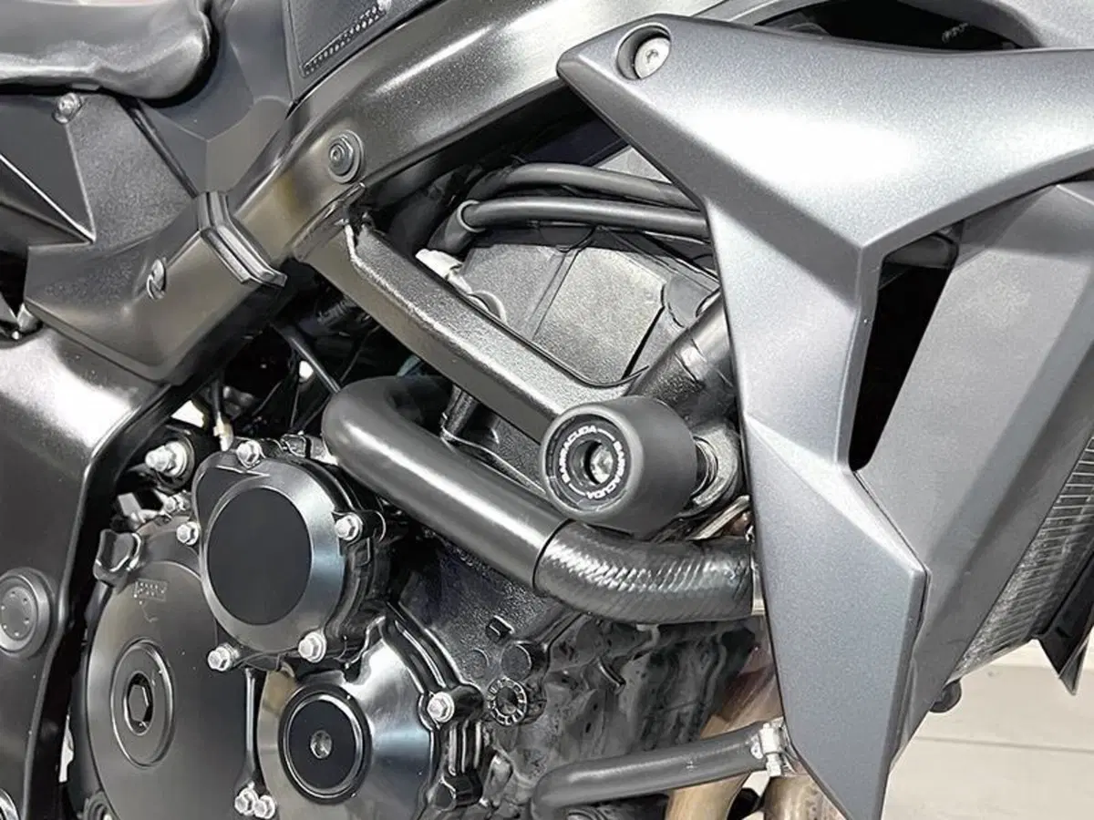 Suzuki GSR 750 (2010 - 15) (4)