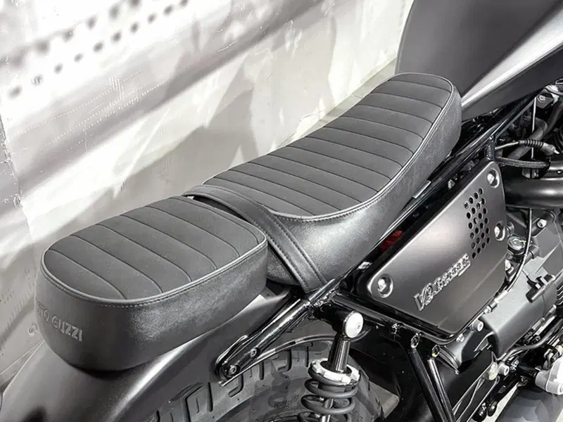 Moto Guzzi V9 Bobber (2021 - 25) (5)