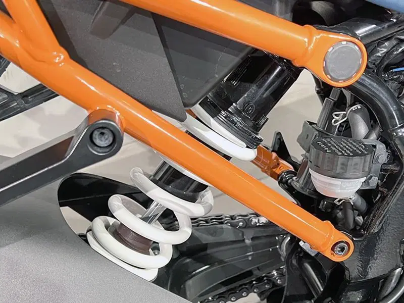 KTM RC 390 (2022 - 26) (3)