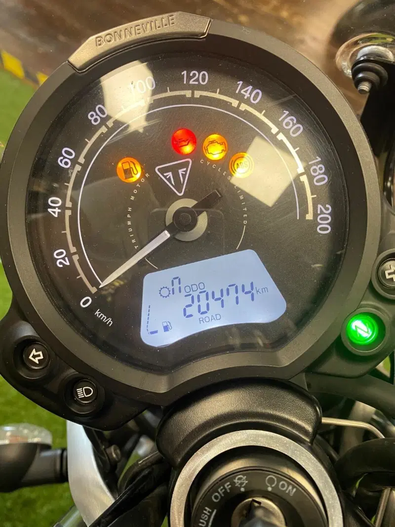 Triumph Street Twin 900 (2021 - 22) (14)