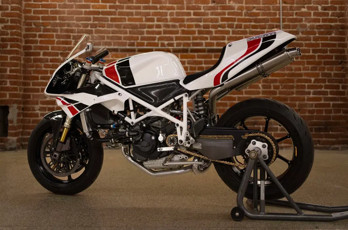 Ducati 748: se gareggiasse oggi sarebbe cos&igrave;. Da perdere la testa [VIDEO E GALLERY]