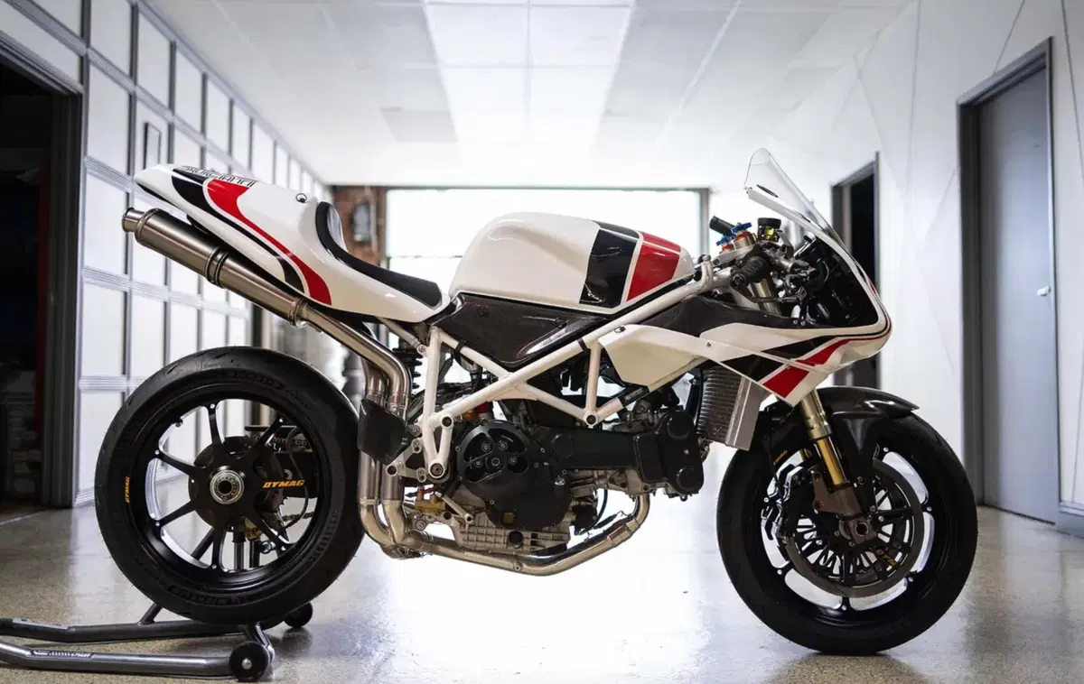 Ducati 748: se gareggiasse oggi sarebbe così. Da perdere la testa [VIDEO E GALLERY] (4)