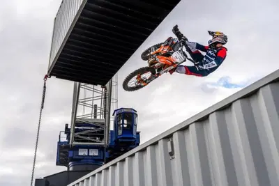 Un backflip tra due camion in movimento. La nuova impresa di Luc Ackermann