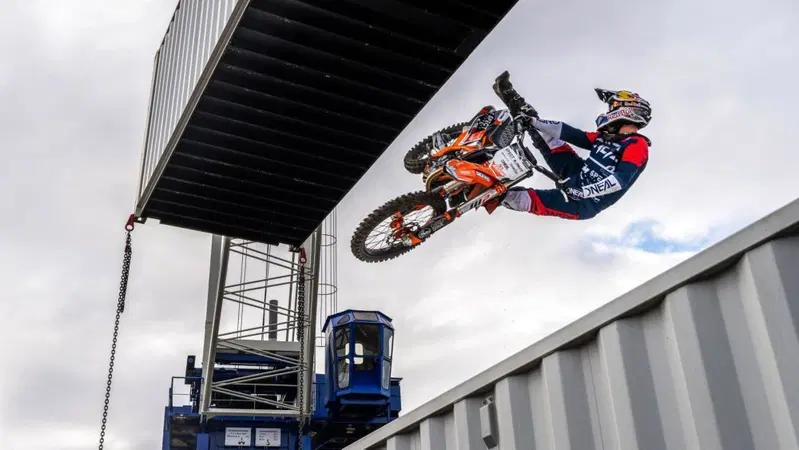 Un backflip tra due camion in movimento. La nuova impresa di Luc Ackermann