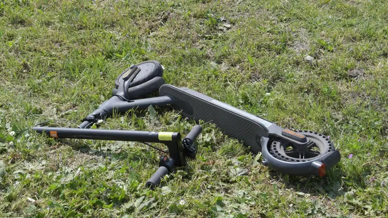 Tragedia nel Bresciano: 64enne cade dal monopattino elettrico e muore annegata in un canale