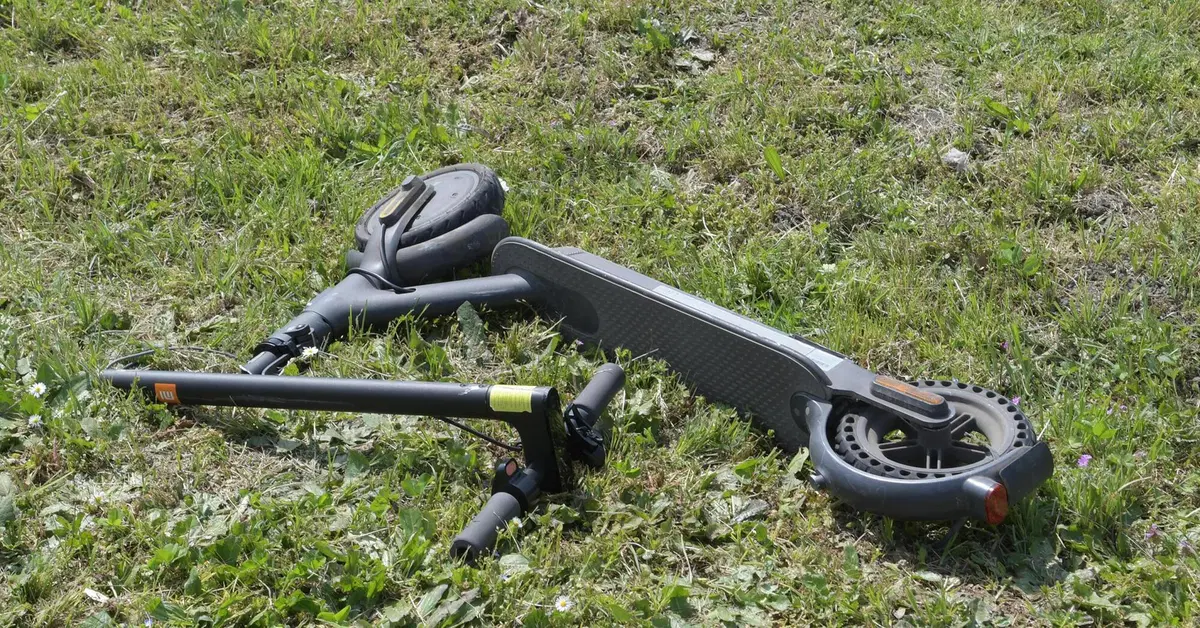 Tragedia nel Bresciano: 64enne cade dal monopattino elettrico e muore annegata in un canale