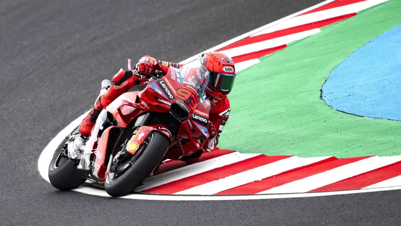 MotoGP 2025. GP di Ungheria. Pole di Marc Marquez circondato da piloti italiani, ma non c'&egrave; Pecco Bagnaia (15&deg;) [RISULTATI]