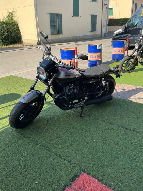 Moto Guzzi V9 Bobber (2016 - 18) (4)